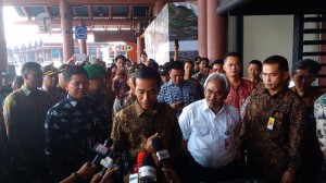 Presiden Jokowi saat tiba di Bandara Soekarno Hatta menjelang keberangkatannya ke Singapura, Jumat (21/11)