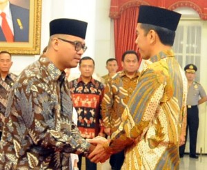 Presiden Joko Widodo memberikan ucapan selamat kepada Andi Wdjajanto seusai dilantik menjadi Seskab, Senin (3/11)