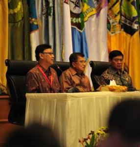 Wapres Jusuf Kalla didampingi Menko Polhukam dan Mendagri saat menutup Rakornas Kabinet Kerja, Selasa (4/11)