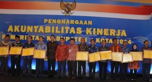 Menteri PAN-RB dan Mendagri bersama Bupati/Walikota yang memperoleh nilai B dalam AKIP, Jakarta, Senin (8/12)