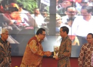 Presiden Jokowi menerima penghargaan Live Achievement Award dari Dirut LKBN Antara Saiful Hadi, di Jakarta, Kamis (18/12) malam