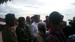 Presiden Jokowi memberikan keterangan pers terkait musibah AirAsia, di Sorong, Papua Barat, Minggu (28/12)