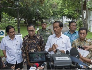 Presiden Jokowi didampingi Menko Perekonomian, Gubernur BI, dan Ketua OJK Muliaman Hadad, menyampaika target pertumbuha ekonomi RI, di kantor Presiden, Jakarta, Selasa (23/12)