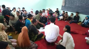 Presiden Jokowi bersama Ibu Negara Iriana duduk lesehan mendegarkan unek-unek pengungsi korban longsor di Banjarnegara