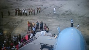 Presiden Jokowi dan Ibu Negara Iriana melambaikan tangannya kepada warga yang melepas kepergiannya di Pangkalan TNI AU, Biak, Papua Barat, Senin (29/12)