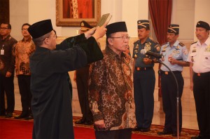Politisi PPP Chozin Chumaidy diambil sumpah oleh Presiden Jokowi sebagai Dubes RI di Lebanon, di Istana Negara, Jakarta, Kamis (18/12)