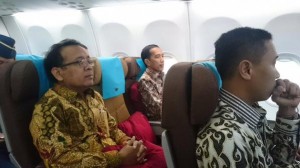 Presiden Jokowi didampingi Mensesneg Pratikno di pesawat GA 204, Selasa (9/12)