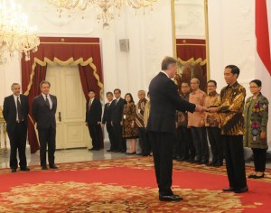 Presiden Jokowi menerima penyerahan surat-surat kepercayaan empat Dubes negara sahabat, di Istana Merdeka, Jakarta, Kamis (18/12)