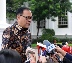 Gubernur Bank Indonesia Agus Martowardojo menjelaskan fluktuasi ruliah di kantor Presiden, Jakarta, Selasa (23/12)
