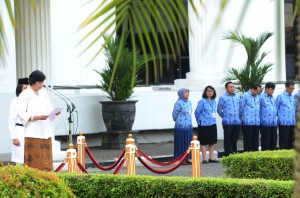 Sekretaris Kementerian Pemberdayaan Perempuan dan Perlindungan Anak, Sri Dani, menjadi Inspektur Upacara Peringatan Hari Ibu 2014, di Kemensetneg, Jakarta, Senin (22/12)