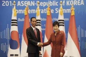 Presiden Jokowi disambut Presiden Korsel Park Geun-hye, saat tiba di KTT ASEAN - Korsel, di Busan, Jumat (12/12)