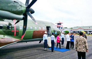 Presiden Jokowi dan Ibu Negara Iriana disambut Gubernur Kalsel Rudi Arifin saat tiba di Kalibaru, Senin (15/12)