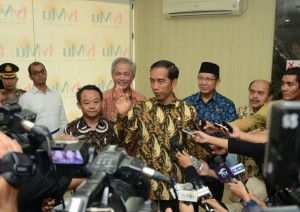 Presiden Jokowi didampingi tokoh senior Muhammadiyah, Malik Fadjar dan Bambang Subianto, memberikan keterangan kepada wartawan, di kantor PP Muhammadiyah, Jakarta, Rabu (24/12)