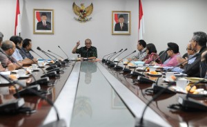 Seskab Andi Wijayanto memberikan pengarahan pada jajaran Setkab, di Jakarta, Kamis (11/12)