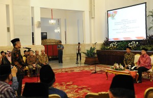 Presiden Jokowi didampingi Menteri Agama Lukma Hakim Saefudin berdialog dengan rektor PTAIN, di Istana Negara, Jakarta, Jumat (19/12)