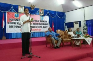 Presiden Jokowi didampingi Ibu Negara Iriana berdialog dengan para pejabat dan tokoh Adat Papua Barat, di Sorong, Senin (29/12)