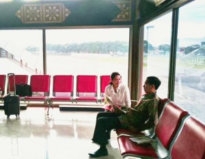 Presiden Jokowi dan Ibu Negara Di bandara Suta