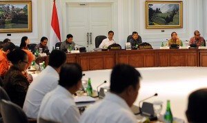 Presiden Jokowi didampingi Wapres Jusuf Kalla memimpin sidang kabinet paripurna, Rabu (3/12)