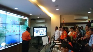 Presiden Jokowi langsung meninjau Posko Pencarian AirAsia QZ8501 di kantor Basarnas, Jakarta, setibanya dari kunjungan kerja ke Papua, Senin (29/12) petang
