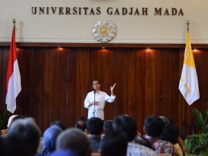 Presiden Jokowi saat memberikan kuliah umum di depan civitas akademika UGM, Yogyakarta, Selasa (9/12)