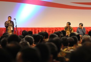 Presiden Jokowi mendengarkan pertanyaan seorang peserta Musrenbangnas, di Jakarta, Kamis (18/12) pagi