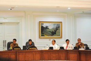Presiden Jokowi memimpin sidang kabinet paripurna membahas APBN-P 2015, di kantor Presiden, Jakarta, Senin (19/1)