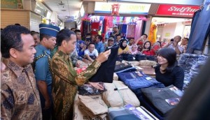 Presiden Jokowi mengunjungi salah satu stand, seusai membuka perdagangan di Pasar Tanah Abang, Jakarta, Jumat (2/1)