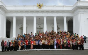 Presiden Jokowi berfoto bersama pemenang penghargaan Adhikarya Pangan Nusantara, di halaman Istana Negara, Jakarta, Jumat (16/1)