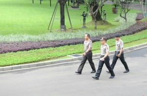 Kapolri Jendral Sutarman seusai bertemu Presiden Jokowi, di kompleks Istana Kepresidenan, Jakarta, Jumat (16/1) pagi