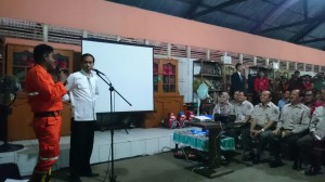 Presiden Jokowi berdialog dengan anggota Manggala Agni, di Kabupate Kubu Raya, Kalbar, Selasa (20/1)