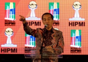 Presiden Jokowi memberikan sambutan pada Munas HIPMI, di Bandung, Jabar, Senin (12/1)