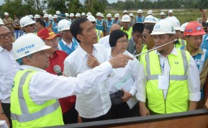 Dirjen Bina Marga Djoko Murjanto memberikan paparan kepada Presiden Jokowi saat meninjau pembangunan Jembatan Tayan, di Kab. Sanggau, Kalbar, Rabu (21/1)