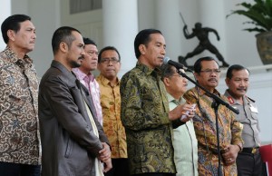 Presiden Jokowi didampingi Ketua KPK dan Wakapolri menggelar pertemuan pers, di Istana Bogor, Jabar, Jumat (23/1)