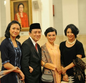Triawan Munaf beserta istri dan kedua anaknya seusai dilantik menjadi Kepala Badan Ekonomi Kreatif, di Istana Negara, Senin (26/1)