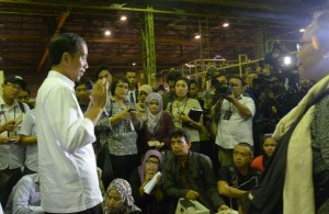 Presiden Jokowi menjawab wartawan soal pembentukan Badan Ekonomi Kreatif, di Bandung, Senin (12/1) malam