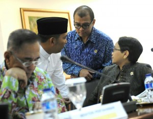 Seskab Andi Wijayanto, Menlu Retno Marsudi, Walikota Bandung Ridwan Kamil, dan Menhan Ryarmirzad Ryacudu berdiskusi sebelum Rapat Terbatas Kabinet, di kantor Presiden, Jakarta, Jumat (9/1) 