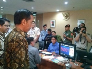 Presiden Jokowi meninjau pelayanan di PTSP Pusat, kantor BKPM , Jakarta, Senin (26/1)