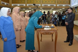 Para istri pejabat Lampung menandatangani Pakta Integritas di hadapan Gubernur Lampung Ridho Ficardo, di Bandarlampung, Rabu (14/1)