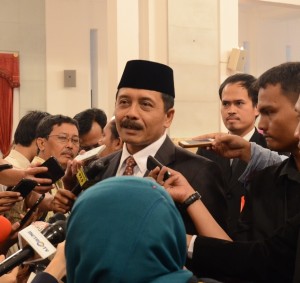 I Dewa Gede Palguna menjawab wartawan yang menanyakan independensinya seusai dilantik Presiden Jokowi sebagai Hakim Konstitusi, di Istana Negara, Rabu (7/1)