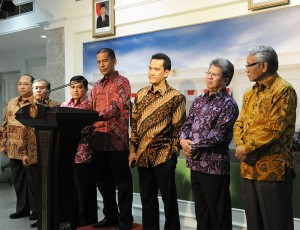 Ketua Pansel Hakim MK Saldi Isra didampingi anggota Pansel menyampaikan keterangan pers, seusai diterima Presiden Jokowi, di kantor Presiden, Senin (5/1)