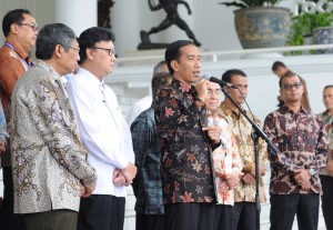 Presiden Jokowi memberikan keterangan pers seusai bertemu Bupati/Walikota se Sumatera, di Istana Bogor, Jabar, Kamis (22/1)