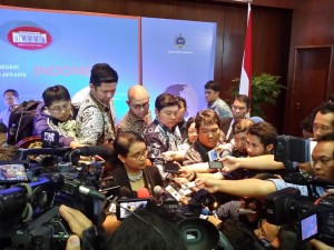 Menlu Retno Marsudi menjawab wartawan seusai pidato awal tahun 2015, di kantor Kemenlu, Jakarta, Kamis (8/1)