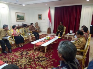 Suasana pertemuan Presiden Jokowi dengan pengurus ISEI, di kantor Presiden, Jakarta, Selasa (6/1)