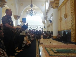 Presiden Jokowi menunaikan sholat Tahiyatul Masjid seusai meresmikan Masjid Raya Mujahidin, di Pontianak, Kalbar, Selasa (20/1)