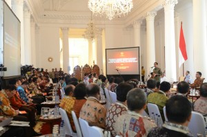 Presiden Jokowi memberikan arahan pada pertemuan dengan Bupati/Walikota se Indonesia Timur, di Istana Bogor, Jabar, Kamis (29/1)