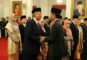 Presiden Jokowi memberikan ucapan selamat kepada para anggota Wantimpres yang baru dilantiknya, di Istana Negara, Senin (19/1)