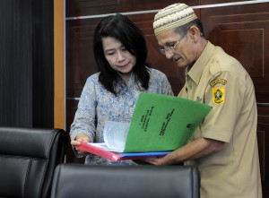 Staf Khusus Seskab Jaleswari Pramodhawardani menerima dokumen dari wakil warga Desa Sukamulya, Kecamatan Rumpin, Parung, Bogor, Jawa Barat, di kantornya, Rabu (21/1)