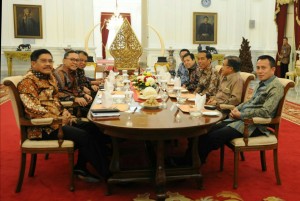 Suasana santai pertemuan Presiden Jokowi dengan pimpinan lembaga negara, di Istana Negara, Jakarta, Rabu (14/1)