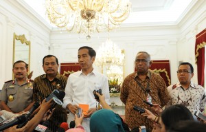 Presiden Jokowi didampingi Plt Ketua KPK, Jaksa Agung, Wakapolri, dan Mensesneg, menjawab wartawan seusai melakukan pertemuan tertutup, di Istana Merdeka, Jakarta, Rabu (25/2)