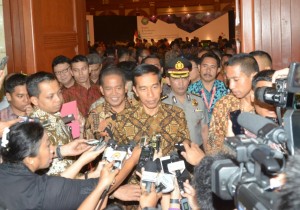 Presiden Jokowi menjawab wartawan seusai membuka Rakor Darurat Narkoba Tahun 2015, di Hotel Bidakara, Jakarta, Rabu (4/2) pagi.